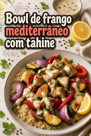 Bowl de Frango Mediterrâneo no Tabuleiro com Molho de Tahine