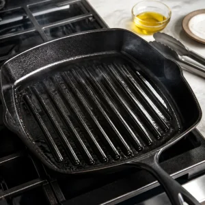 Heisse geoelte Grillpfanne bereit zum Braten des Steaks