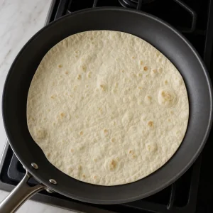 Pane lavash che si scalda in una padella asciutta