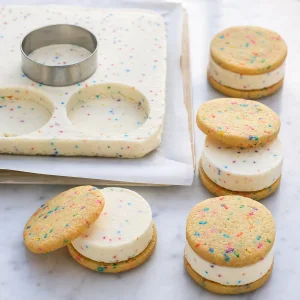 Vanilleeisscheiben zwischen Funfetti-Keksen