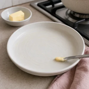 Un plato bajo ligeramente untado con mantequilla