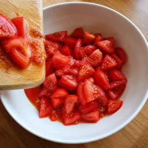 Tomates picados com seus sucos em uma tigela de servir