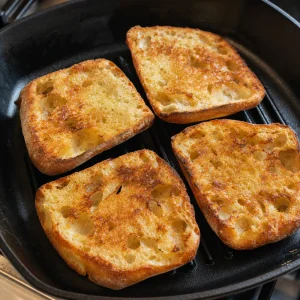 Piezas de ciabatta tostadas y doradas en una sartén grill