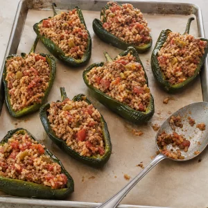 Ripieno di carne e riso distribuito nelle meta di poblano precotte