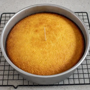 Goldbrauner gebackener Kuchen in der Form mit Zahnstocher