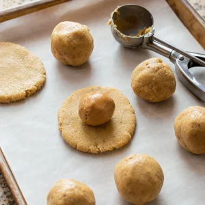 Étape 5 : disques de pâte enveloppant des boules froides de garniture au beurre de noix.