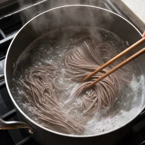 Fideos soba hirviendo en una olla separada