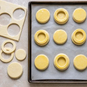 Basi e anelli di pasta sfoglia spennellati con uovo
