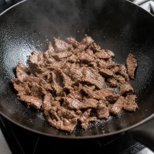 Rindfleischscheiben braten in einem heißen Wok