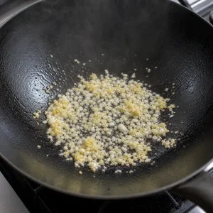 Knoblauch und Ingwer brutzeln in Öl