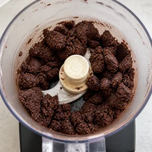 Dunkler Schokowaffelteig klumpt in der Küchenmaschine