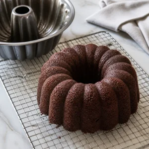 Ciambella al cioccolato senza copertura che raffredda su una griglia