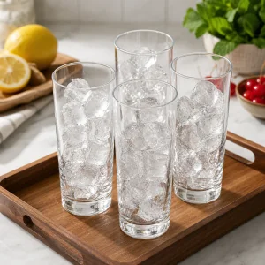 Quatre verres Collins remplis de glacons clairs