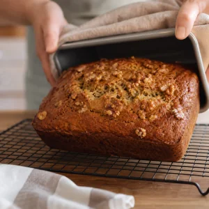 Frisches Bananen-Walnuss-Brot auf ein Kuchengitter gestürzt