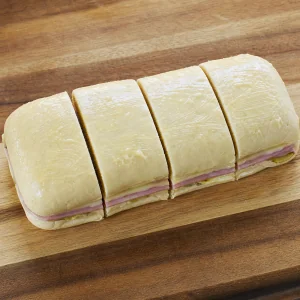 Quattro porzioni di cubano imburrate pronte per la padella
