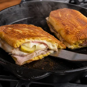 Formaggio fuso e ripieno caldo in un cubano pressato