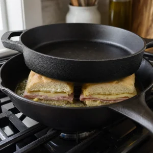 Due porzioni di cubano pressate tra padelle di ghisa