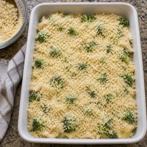 Migas de panko y parmesano repartidas sobre la cazuela
