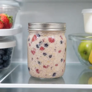 Overnight oats ai frutti di bosco coperta a raffreddare in frigorifero