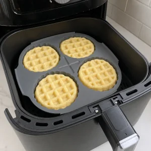 Waffles parcialmente assados na forma de silicone dentro da air fryer
