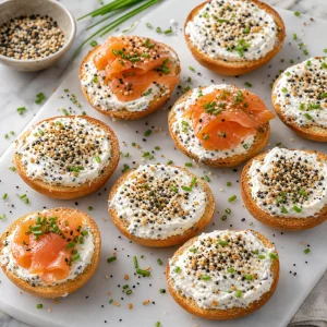 Bocaditos de bagel con sazonador everything, cebollino y salmon ahumado opcional.