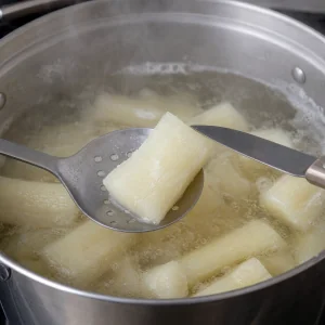 Weiche Yuca-Stücke köcheln in Salzwasser