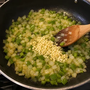 Alho picado misturado à cebola e ao pimentão verde