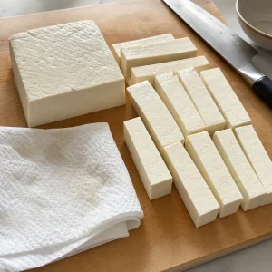 Tofu soyeux ferme coupé en rectangles épais