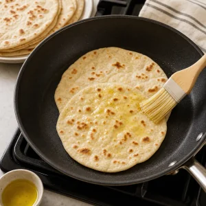 치킨 샤와르마 랩용 플랫브레드를 올리브오일과 함께 팬에 데우는 모습
