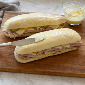 Sándwiches cubanos sin cocinar untados con mantequilla de ajo