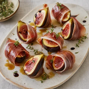 Figi zawinięte w prosciutto z miodem i octem balsamicznym na desce
