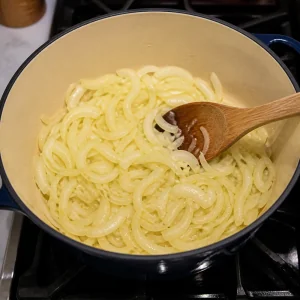 Glänzende Zwiebelscheiben in geschmolzener Butter
