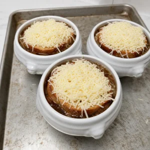 Suppenschalen mit Toast und geriebenem Gruyère
