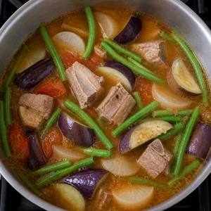 Aubergine und lange Bohnen köcheln in Schweine-Sinigang