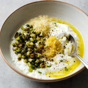 Cipollotti arrostiti e limone mescolati allo yogurt greco