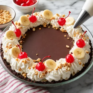 Tarte banana split décorée de chantilly et de fruits