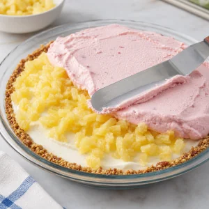 Glace fraise étalée sur l’ananas