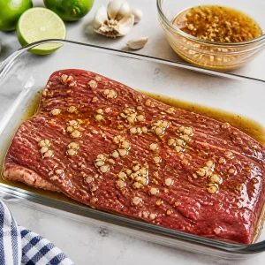 Bistecca di pancia marinata con salsa aglio e lime