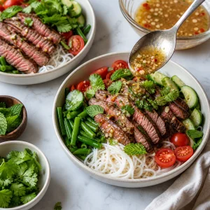 Ciotole di insalata di noodles con bistecca condite con salsa