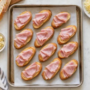 Gefalteter Schinken auf geroesteten Baguettescheiben mit Knoblauchbutter