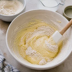 Ingredientes secos incorporados à massa úmida com leite até combinar levemente.