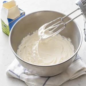 Bater natas frias até picos suaves para o creme soufflé