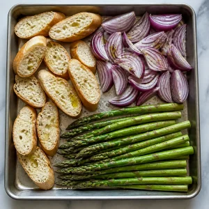 Baguette, oignon rouge et asperges prêts à griller