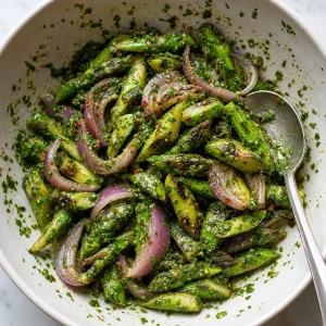 Asperges grillées et oignons rouges mélangés au chimichurri