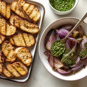 Tranches de baguette grillées et oignon rouge au chimichurri