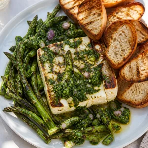 Feta grillée avec chimichurri d’asperges et toasts de baguette