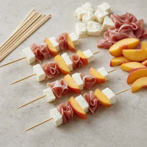 Halloumi, pesca e prosciutto infilati su spiedini di legno