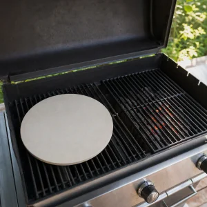 Pizzastein über der indirekten Grillzone