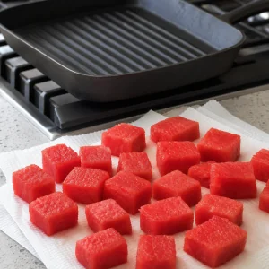 Cubes de pastèque séchant avant la cuisson
