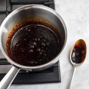 Ocet balsamiczny redukujący się w małym rondelku aż będzie błyszczący i syropowy